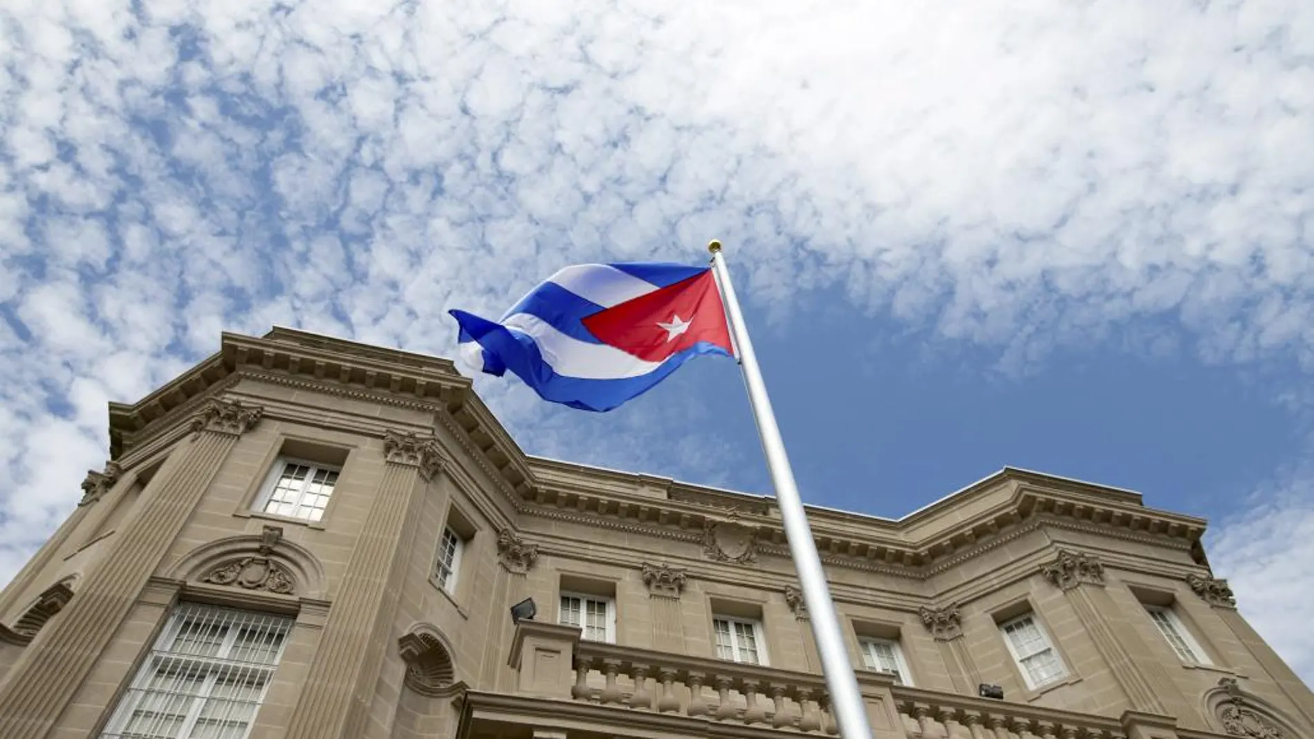 Imagen de la bandera izada en la embajada cubana de Washington