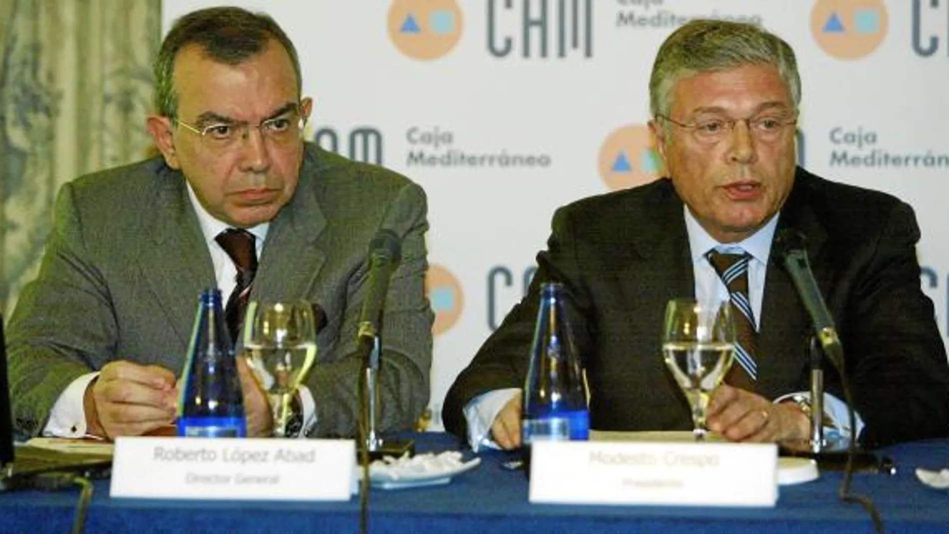 A la derecha, el presidente de la CAM y del nuevo grupo constituido, Modesto Crespo, y el director de la caja alicantina, Roberto López