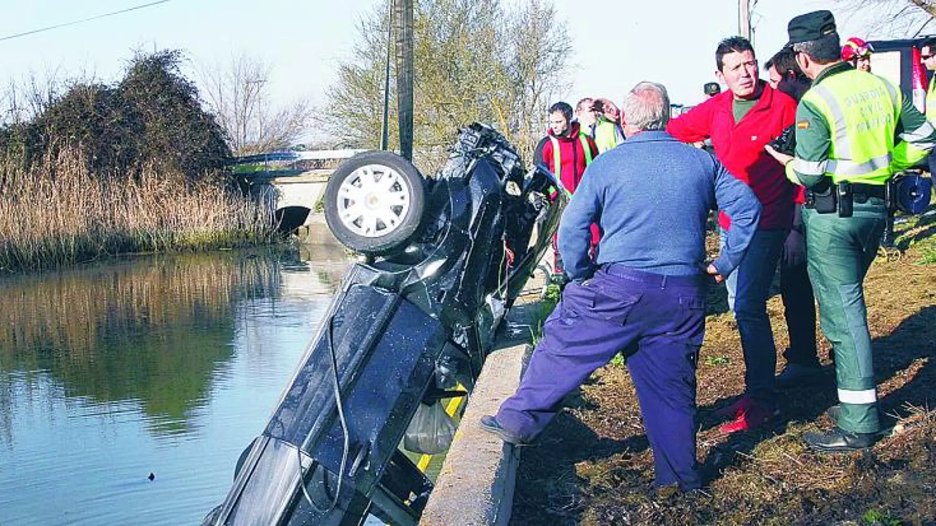 Retirada del vehículo que cayó en una acequia el pasado jueves con un saldo de dos varones fallecidos