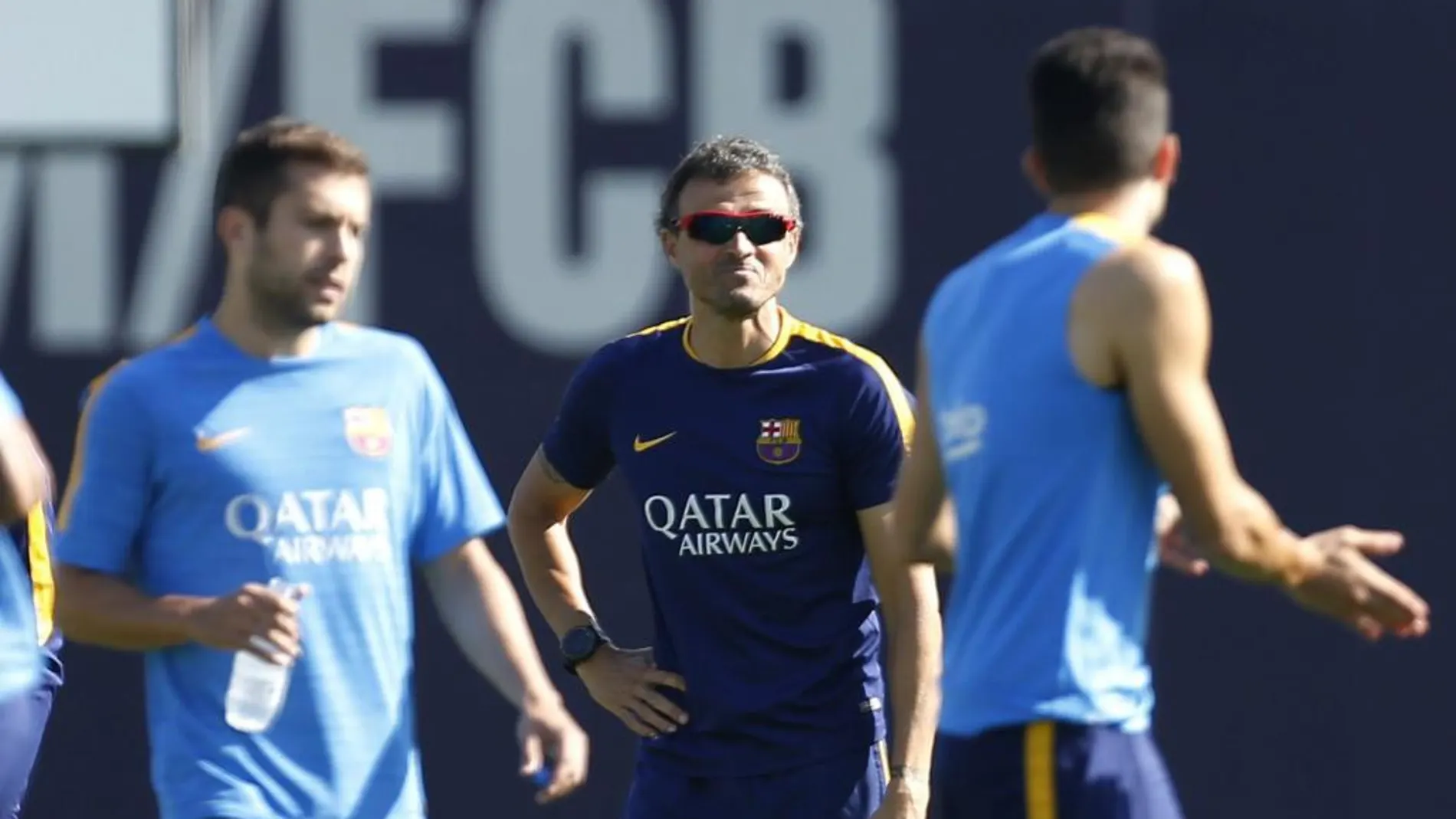 El entrenador del FC Barcelona, Luis Enrique Martínez con Jordi Alba durante una sesión de entrenamiento.