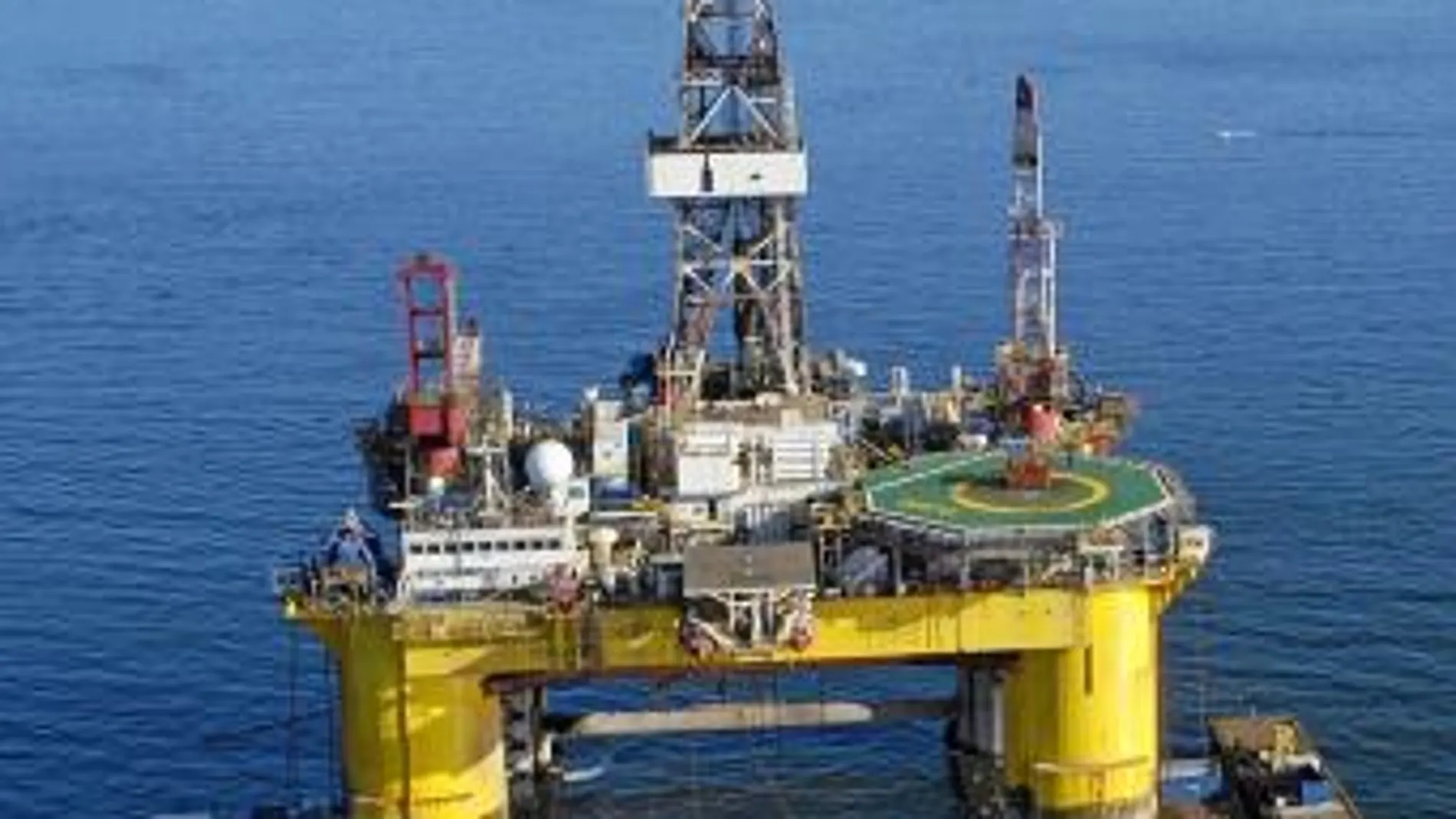 Una plataforma petrolífera en el oceáno Atlántico