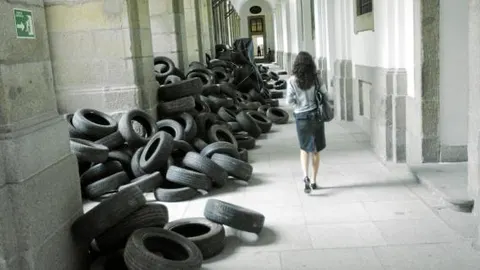«Yard», de Allan Kaprow, que aquí reinterpreta Christian Xatrec