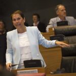 La candidata a la presidencia de Navarra, Uxue Barkos, de Geroa Bai, momentos antes de dar comienzo hoy el pleno extraordinario