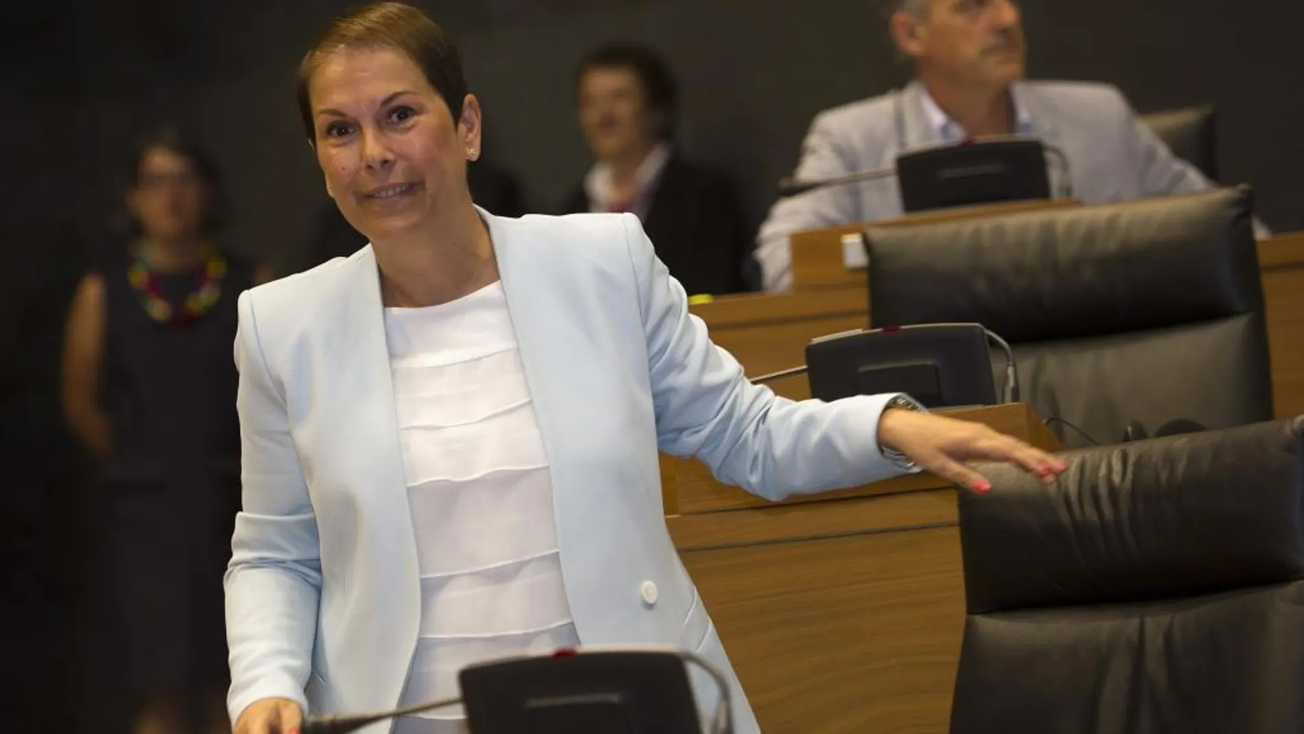 La candidata a la presidencia de Navarra, Uxue Barkos, de Geroa Bai, momentos antes de dar comienzo hoy el pleno extraordinario