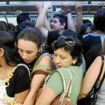Pese a que ayer había servicios mínimos, los vagones iban abarrotados ya que el servicio se redujo a la mitad