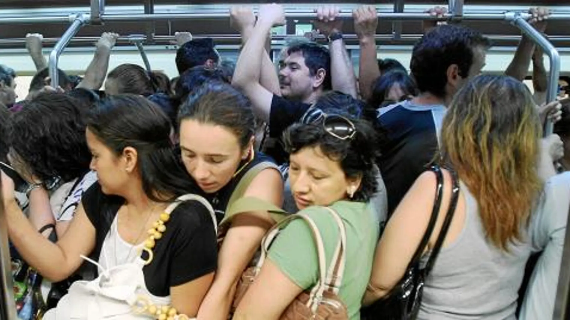 Pese a que ayer había servicios mínimos, los vagones iban abarrotados ya que el servicio se redujo a la mitad