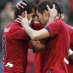 El centrocampista iraní del Osasuna Masoud Shojaei (i) celebra con su compañero Damià Abella, el gol conseguido ante el Málaga