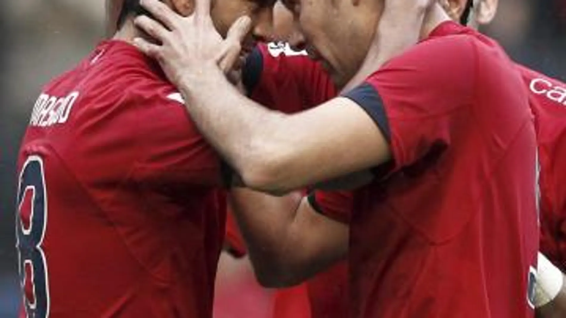 El centrocampista iraní del Osasuna Masoud Shojaei (i) celebra con su compañero Damià Abella, el gol conseguido ante el Málaga