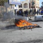 Un grupo de manifestantes bloquea una carretera durante los enfrentamientos contra la policía tunecina en la región de Kaserín, en Túnez