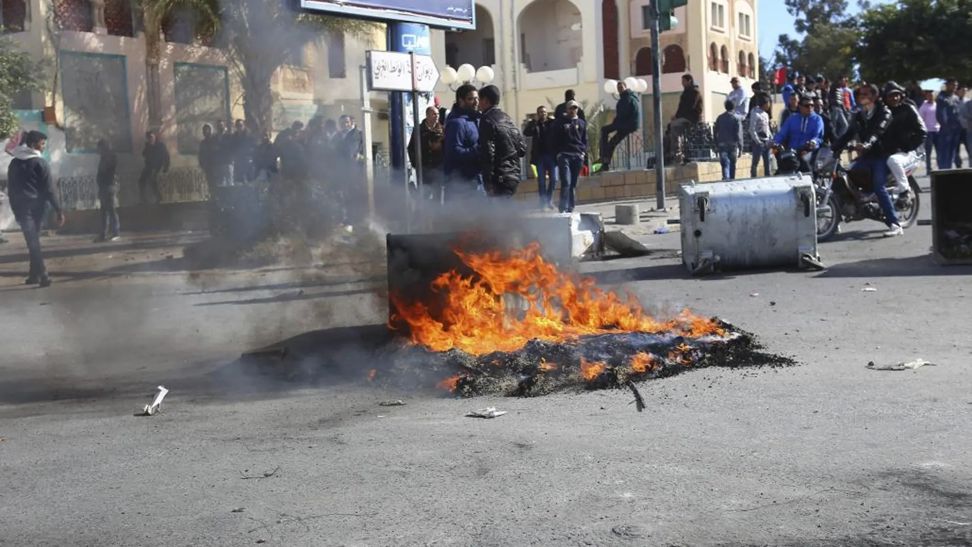 Un grupo de manifestantes bloquea una carretera durante los enfrentamientos contra la policía tunecina en la región de Kaserín, en Túnez