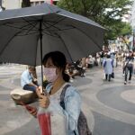 Una mujer con mascarilla, este martes en una calle de Seúl