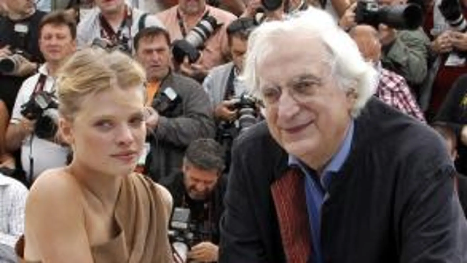 director francés Bertrand Tavernier posa en el pase gráfico de su película, 'La Princesse de Montpensier'