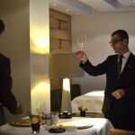 El jefe de sala del restaurante Santceloni, Abel Valverde, ganador del Premio Guéridon de Oro al Mejor Jefe de Sala