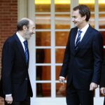 Zapatero y Rubalcaba, el pasado viernes, en el primer consejo de ministros del nuevo Gobierno