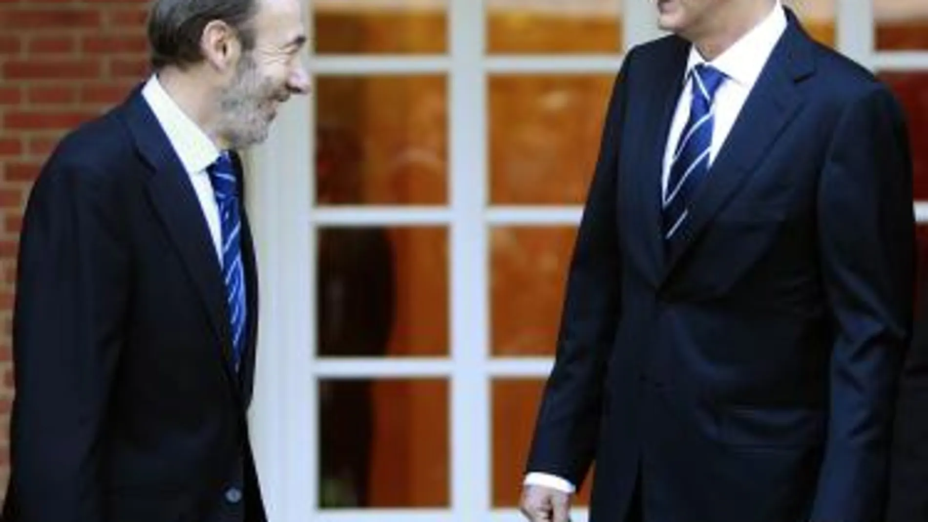 Zapatero y Rubalcaba, el pasado viernes, en el primer consejo de ministros del nuevo Gobierno
