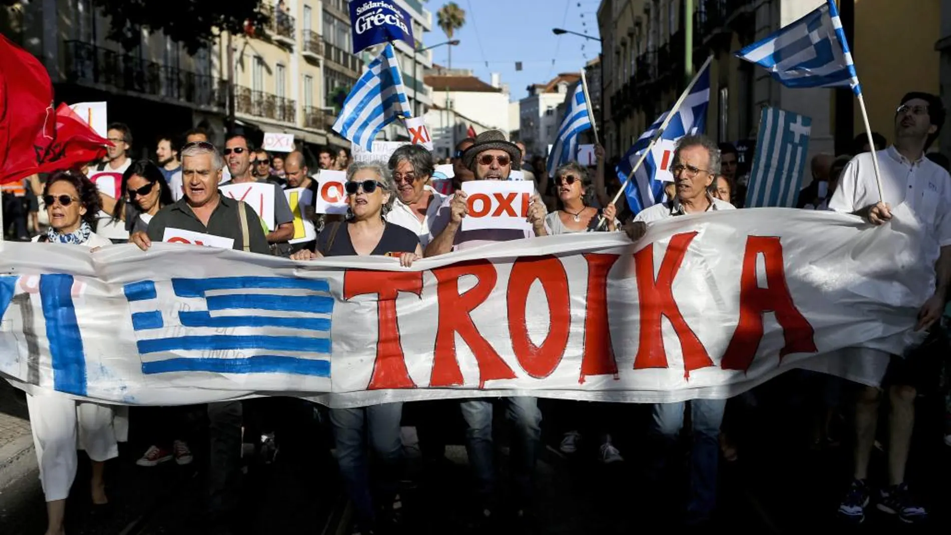 Protestas en Lisboa contra la troika y a favor del "no"en Grecia
