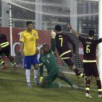 El delantero venezolano Miku (2d) celebra el gol marcado ante la selección brasileña durante el partido Brasil-Venezuela