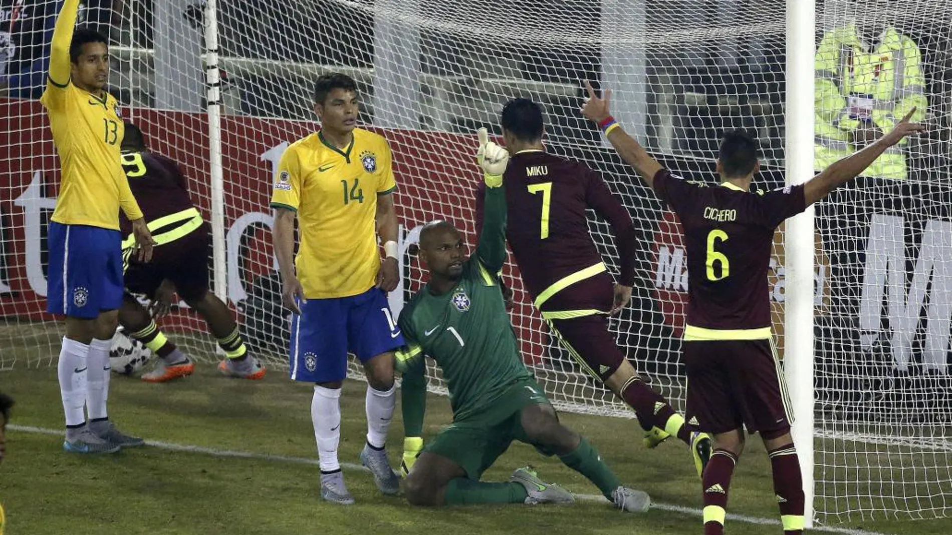 El delantero venezolano Miku (2d) celebra el gol marcado ante la selección brasileña durante el partido Brasil-Venezuela