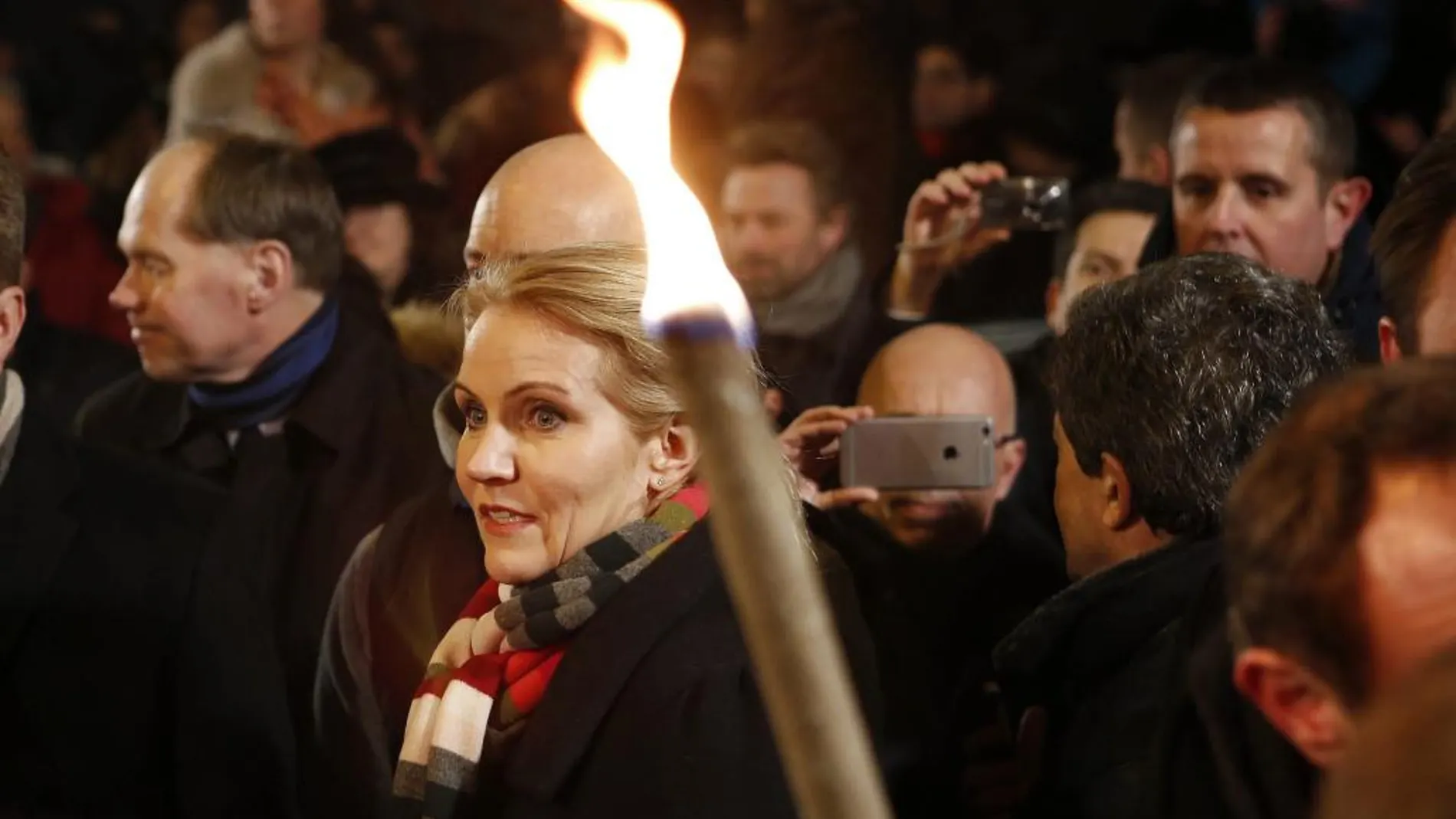 La primera ministra danesa, Helle Thorning-Schmidt participa en una vigilia tras los atentados de febrero en Copenhague