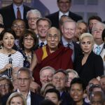 El Dalai Lama y Lady Gaga, posan tras el encuentro