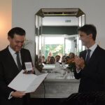 Instante en el que el embajador austriaco (derecha) entrega a Miguel Zugaza la condecoración y los respectivos documentos que lo acreditan