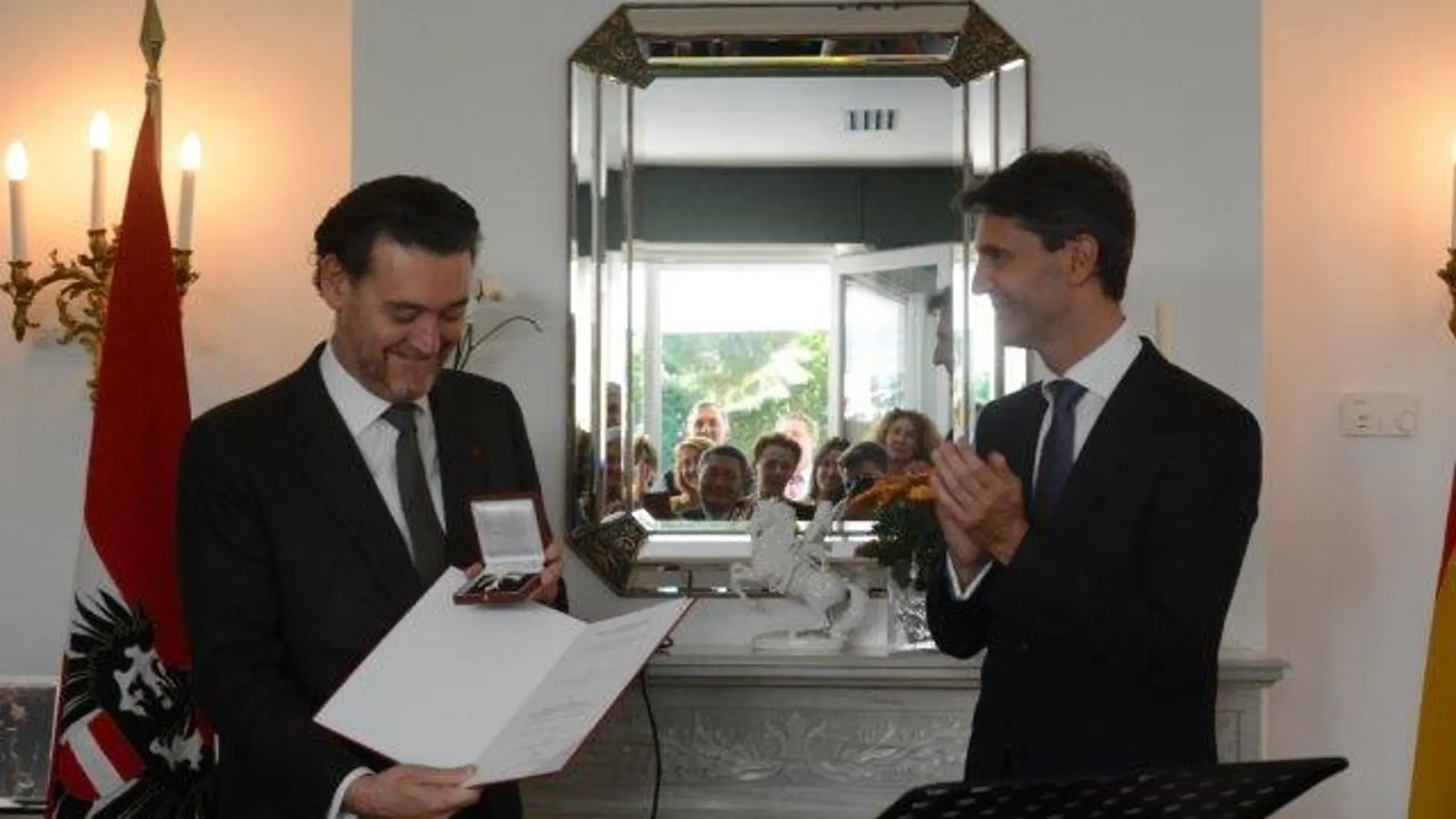 Instante en el que el embajador austriaco (derecha) entrega a Miguel Zugaza la condecoración y los respectivos documentos que lo acreditan