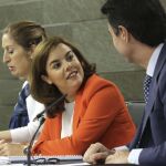 Soraya Sáenz de Santamaría (c), habla con el ministro de Industria, José Manuel Soria, junto a la titular de Fomento, Ana Pastor,