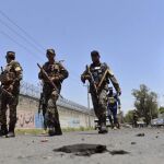 Personal de seguridad afgano llega al lugar de un atentado en Jalalabad / Ap