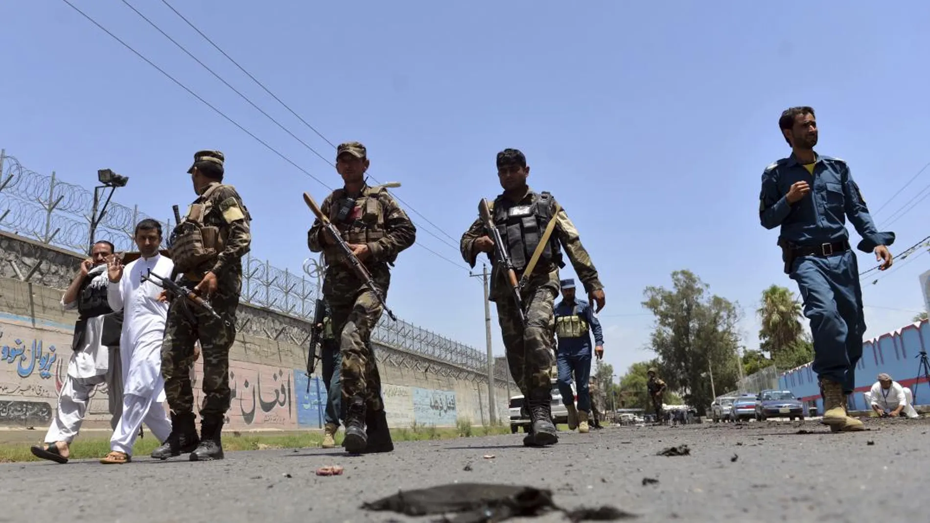 Personal de seguridad afgano llega al lugar de un atentado en Jalalabad / Ap