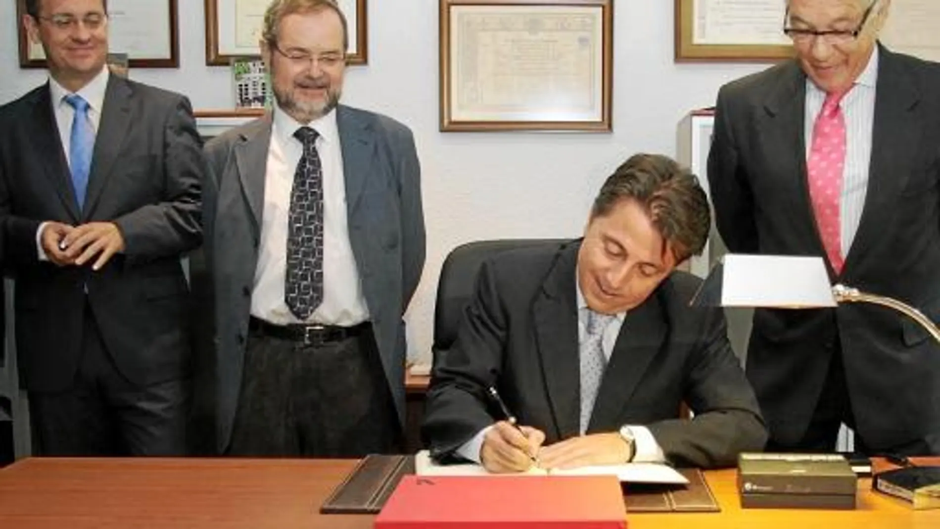 El conseller Cervera con los directivos de la Sociedad de Médicos