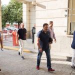 Los cuatro agentes de seguridad a su llegada al juzgado de instrucción número 16 de Sevilla. Foto.EFe
