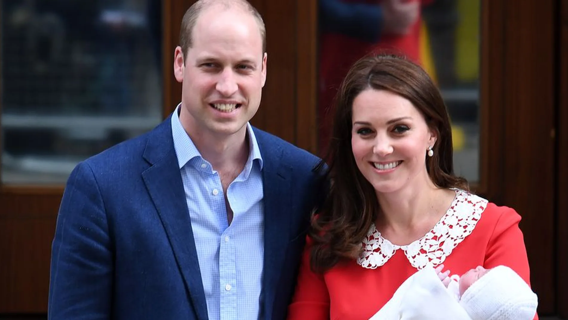 Los Duques de Cambridge posan felices con su tercer hijo, un niño que ha pesado 3,900 kilos
