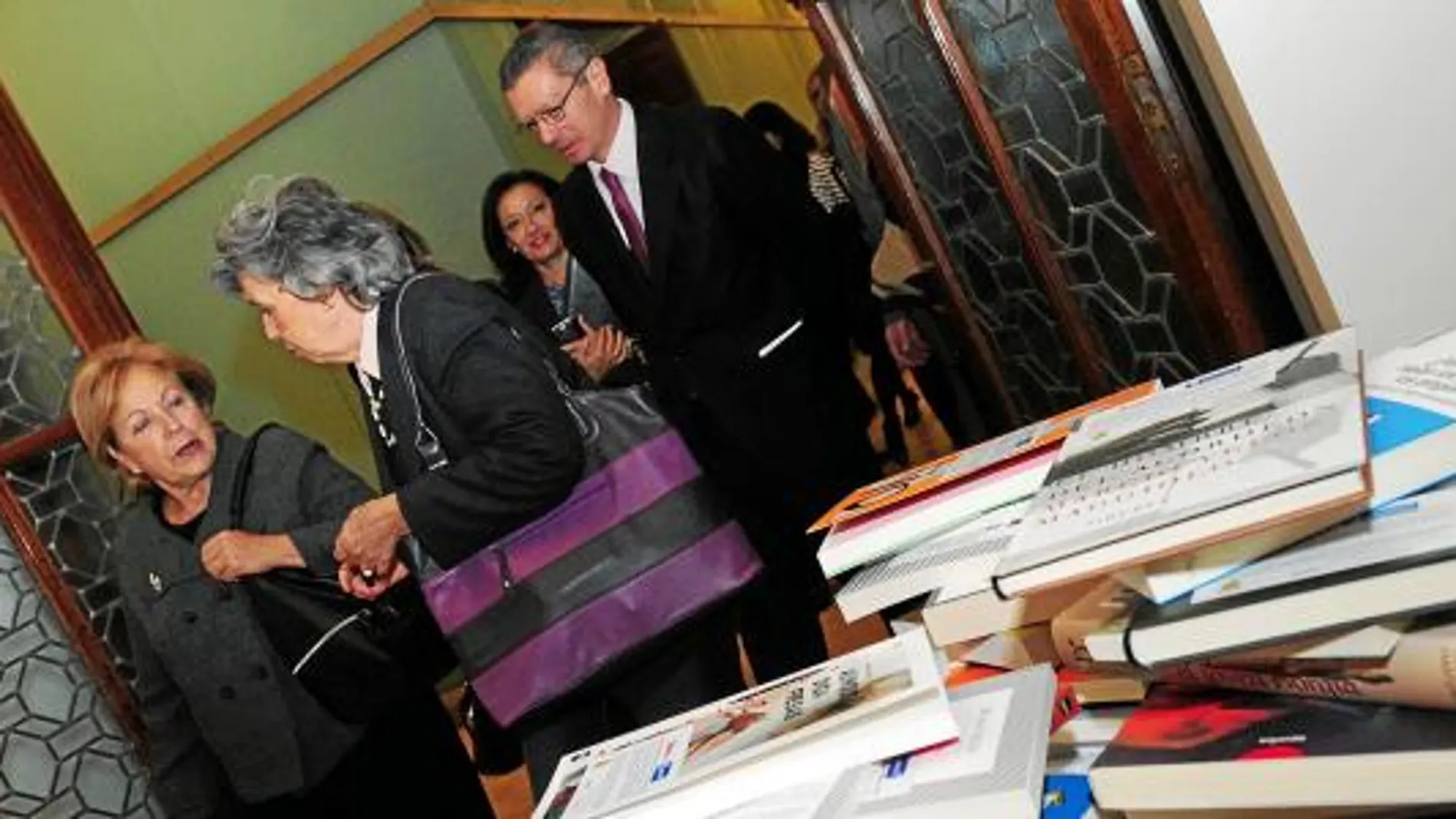 Los ejemplares que repartirá el Ayuntamiento han sido donados por nueve editoriales españolas