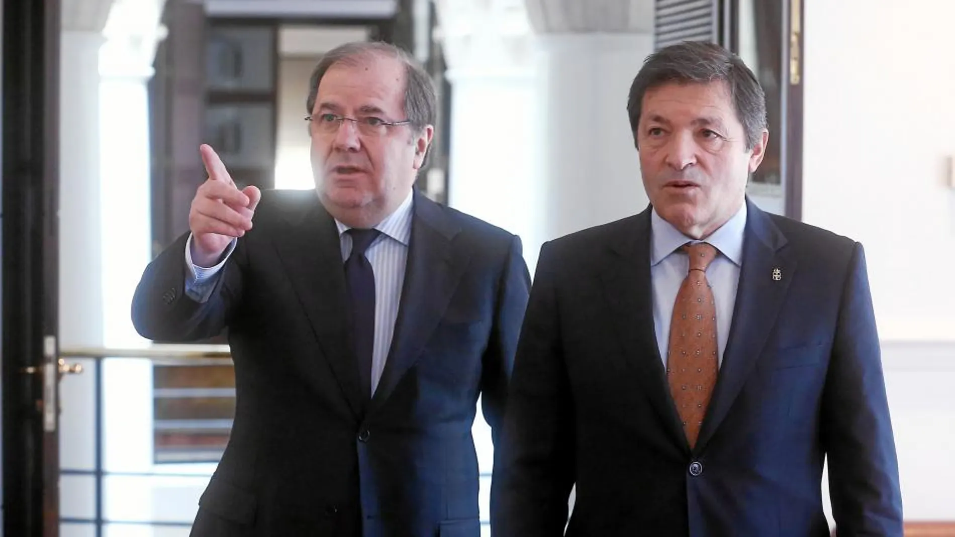 Juan Vicente Herrera recibe en la sede de Presidencia de la Junta de Castilla y León al presidente de Asturias, Javier Fernández