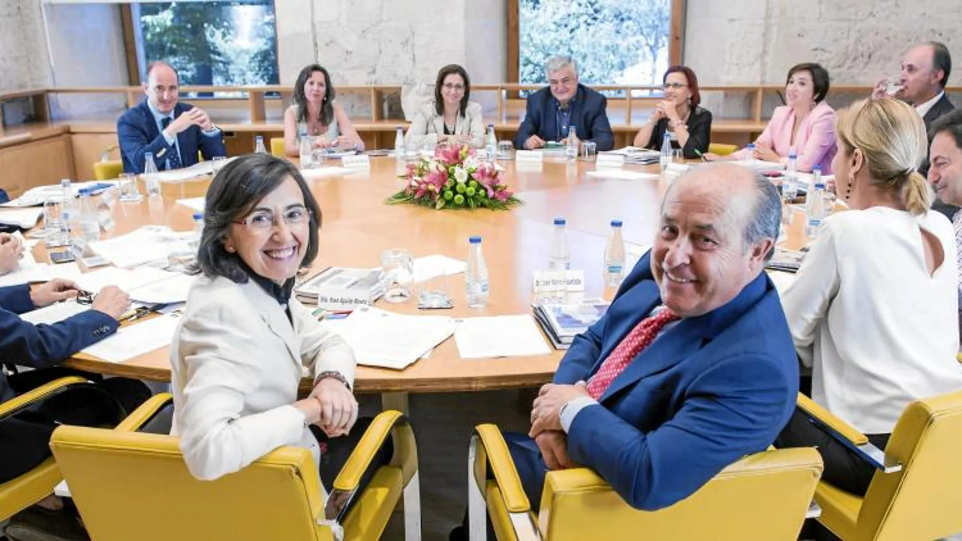La consejera Rosa Aguilar y el alcalde de Granada, Torres Hurtado, en la reunión del Patronato de la Alhambra