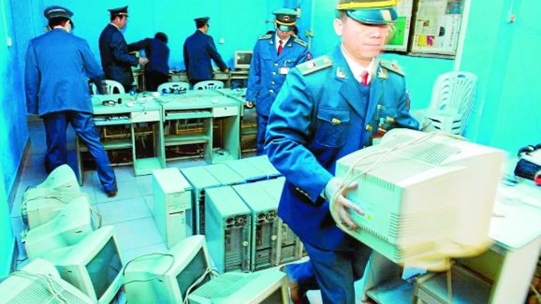 La Policía china realiza frecuentes redadas contra cibercafés o cibernautas al margen de la ley