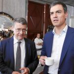 El líder socialista, ayer, con Jordi Sevilla en la presentación del equipo que va a trabajar en propuestas de gobierno