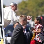 El Papa Francisco saluda a Sophia desde el papamóvil