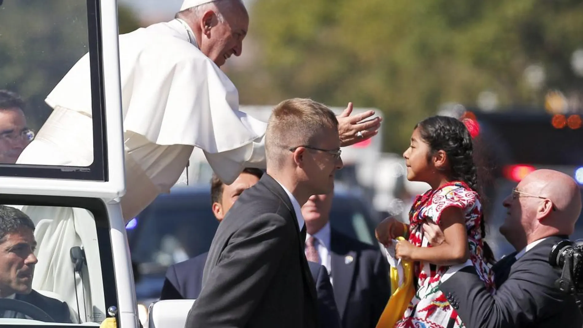 El Papa Francisco saluda a Sophia desde el papamóvil