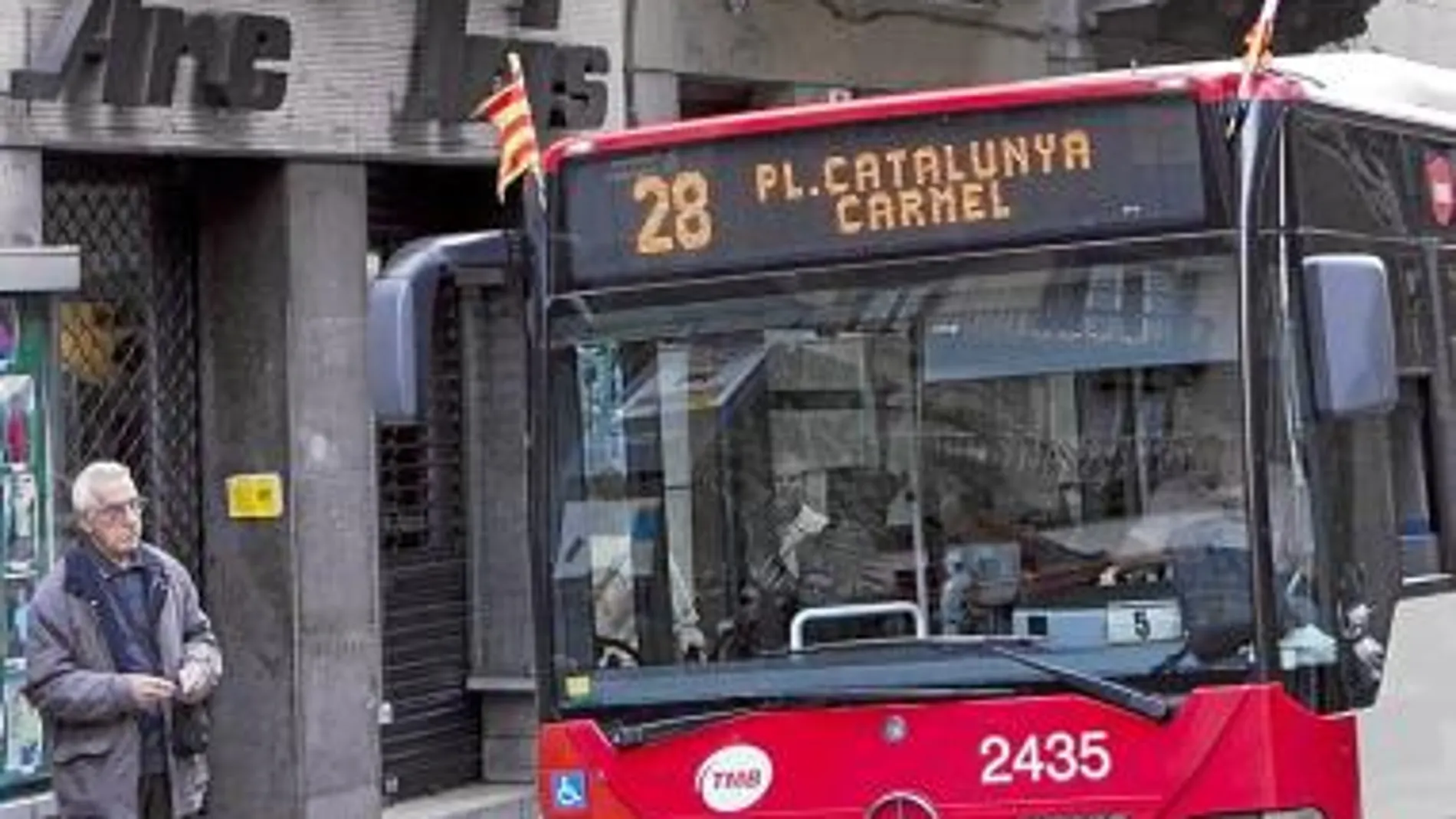 Los buses que celebraron el 32 aniversario de la Constitución no lucieron la bandera española, sí la catalana y la barcelonesa