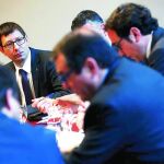 El conseller de Justicia, Carles Mundó, al fondo, y el de Interior, Jordi Jané, difuminado, ayer en la reunión del Govern