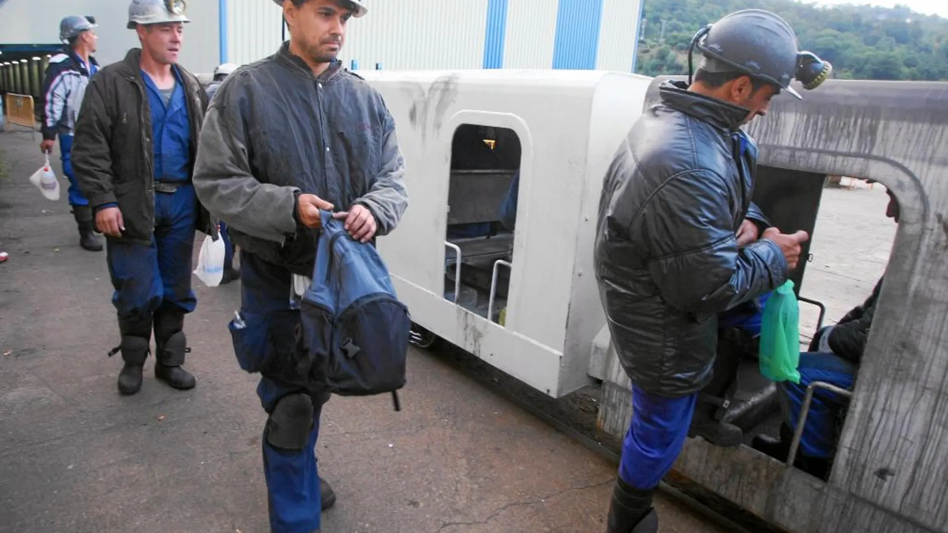 Imagen de varios mineros dirigiéndose a su puesto de trabajo en una mina del Bierzo