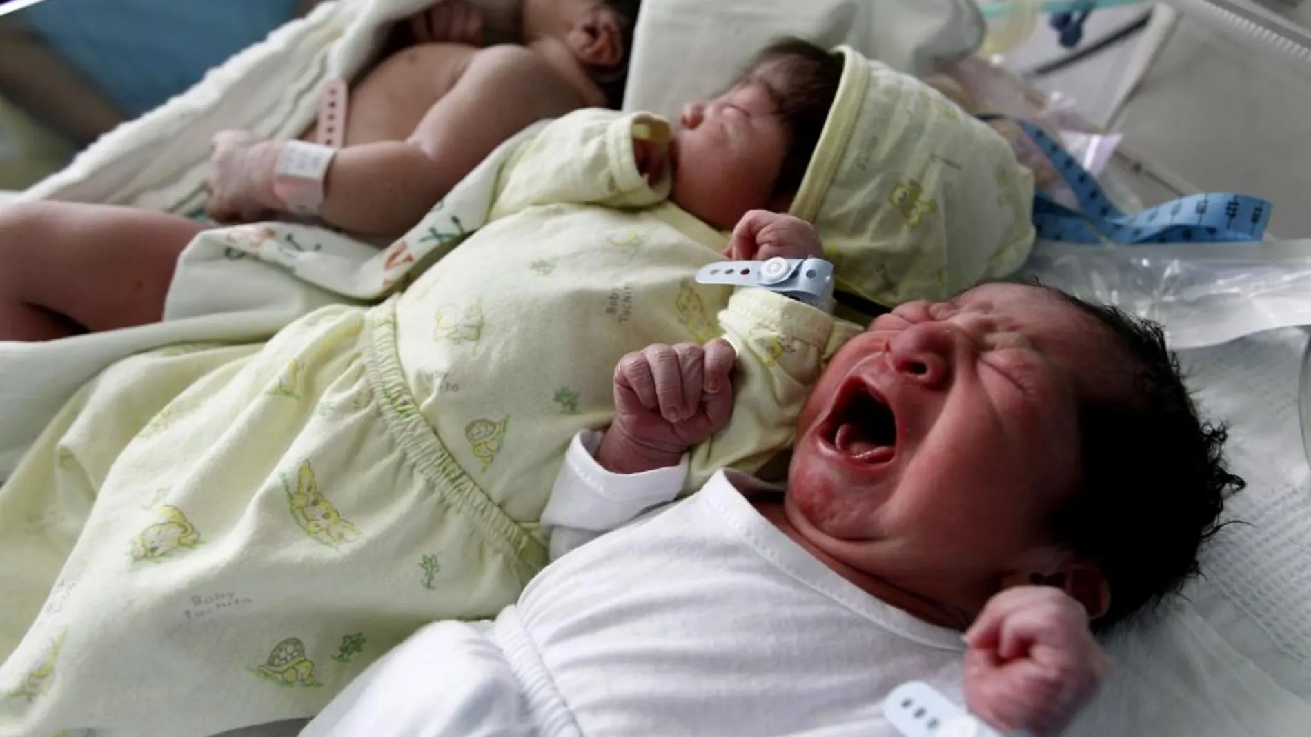 Bebés en una maternidad en Perú