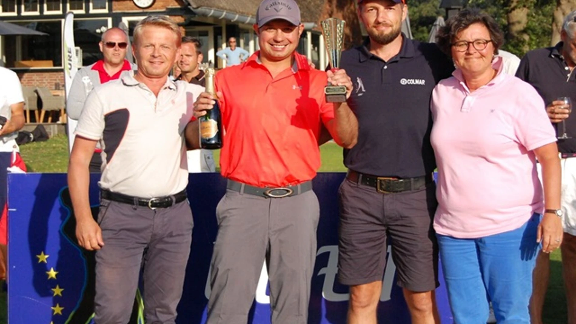 McSloy, el ganador, con el trofeo de la prueba