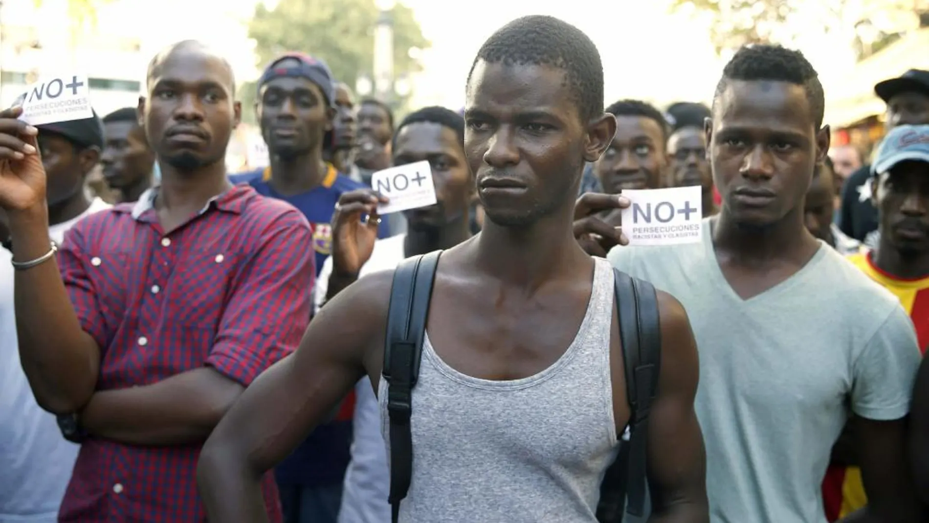 Senegaleses concentrados ayer en la fuente de Canaletes, en Barcelona, en solidaridad con su compatriota