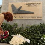 Familiares y allegados depositan ofrendas florales en homenaje a las víctimas del accidente aéreo del vuelo JK5022 de Spanair/Efe