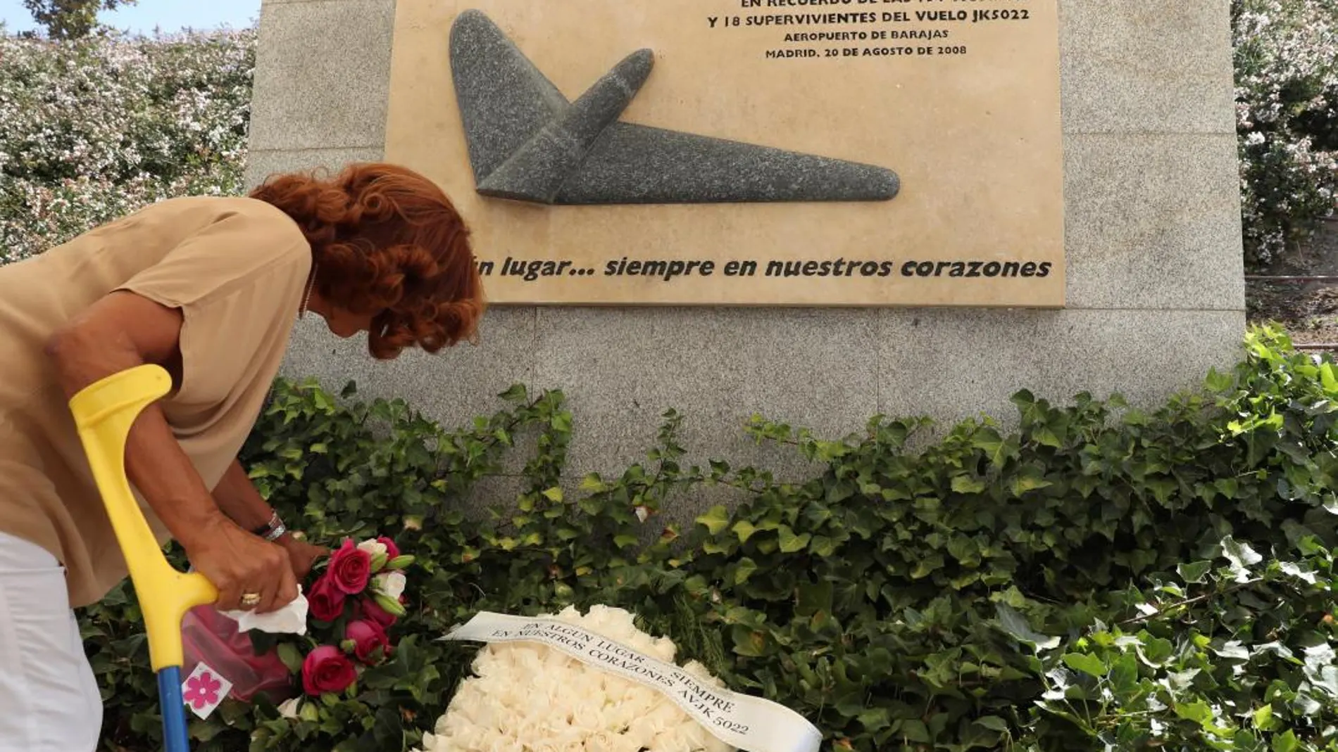 Familiares y allegados depositan ofrendas florales en homenaje a las víctimas del accidente aéreo del vuelo JK5022 de Spanair/Efe