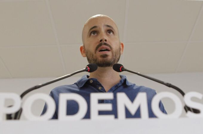 El portavoz económico de Podemos, Nacho Álvarez, durante la rueda de prensa que ha ofrecido hoy tras la reunión del órgano