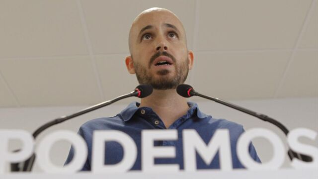 El portavoz económico de Podemos, Nacho Álvarez, durante la rueda de prensa que ha ofrecido hoy tras la reunión del órgano
