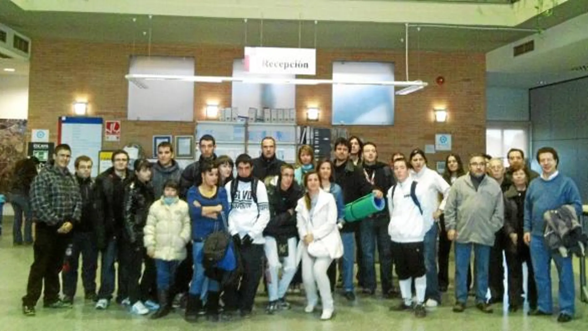 Una treintena de alumnos y profesores protestaron durante tres horas en la Casa del Reloj de Leganés